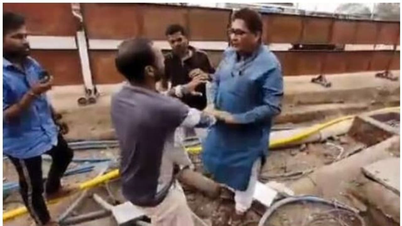 റോഡ് കുത്തിപ്പൊളിച്ചു; വൈദ്യുതി ജീവനക്കാരന്റെ കരണത്തടിച്ച് മന്ത്രി സഹോദരന്, കേസെടുക്കാതെ പൊലീസ് റോഡ് കുത്തിപ്പൊളിച്ചു; വൈദ്യുതി ജീവനക്കാരന്റെ കരണത്തടിച്ച് മന്ത്രി സഹോദരന്, കേസെടുക്കാതെ പൊലീസ്