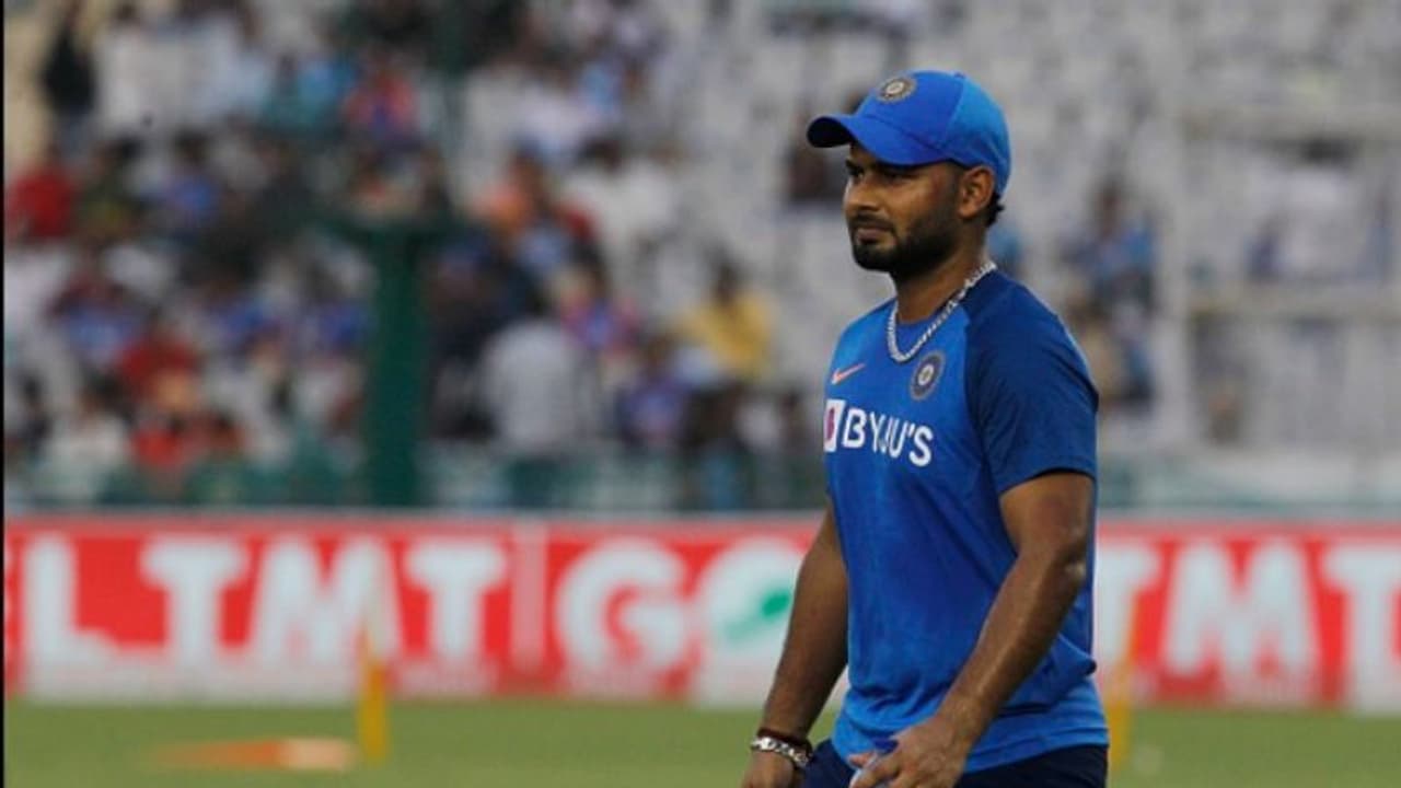 ഋഷഭ് പന്തിനെ വീണ്ടും തഴഞ്ഞു; കോലിക്കെതിരെ വിമര്ശനവുമായി സെവാഗ് ഋഷഭ് പന്തിനെ വീണ്ടും തഴഞ്ഞു; കോലിക്കെതിരെ വിമര്ശനവുമായി സെവാഗ്