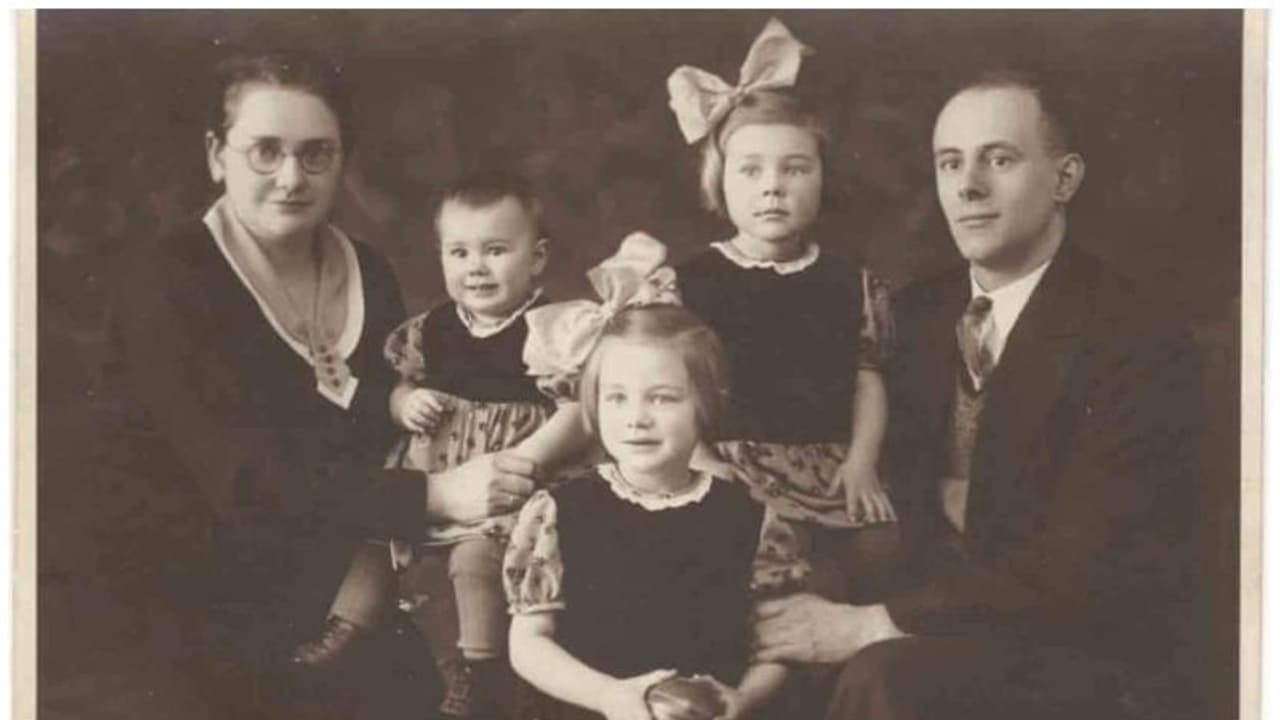 ഉറ്റവരെയടക്കം 12 പേരെ ഒറ്റരാത്രി കണ്മുന്നില് വെടിവെച്ചുകൊന്നു, എന്നിട്ടും മുത്തച്ഛന് കൊലപാതകികളോട് ക്ഷമിച്ചു, എന്തിന്? ഉറ്റവരെയടക്കം 12 പേരെ ഒറ്റരാത്രി കണ്മുന്നില് വെടിവെച്ചുകൊന്നു, എന്നിട്ടും മുത്തച്ഛന് കൊലപാതകികളോട് ക്ഷമിച്ചു, എന്തിന്?