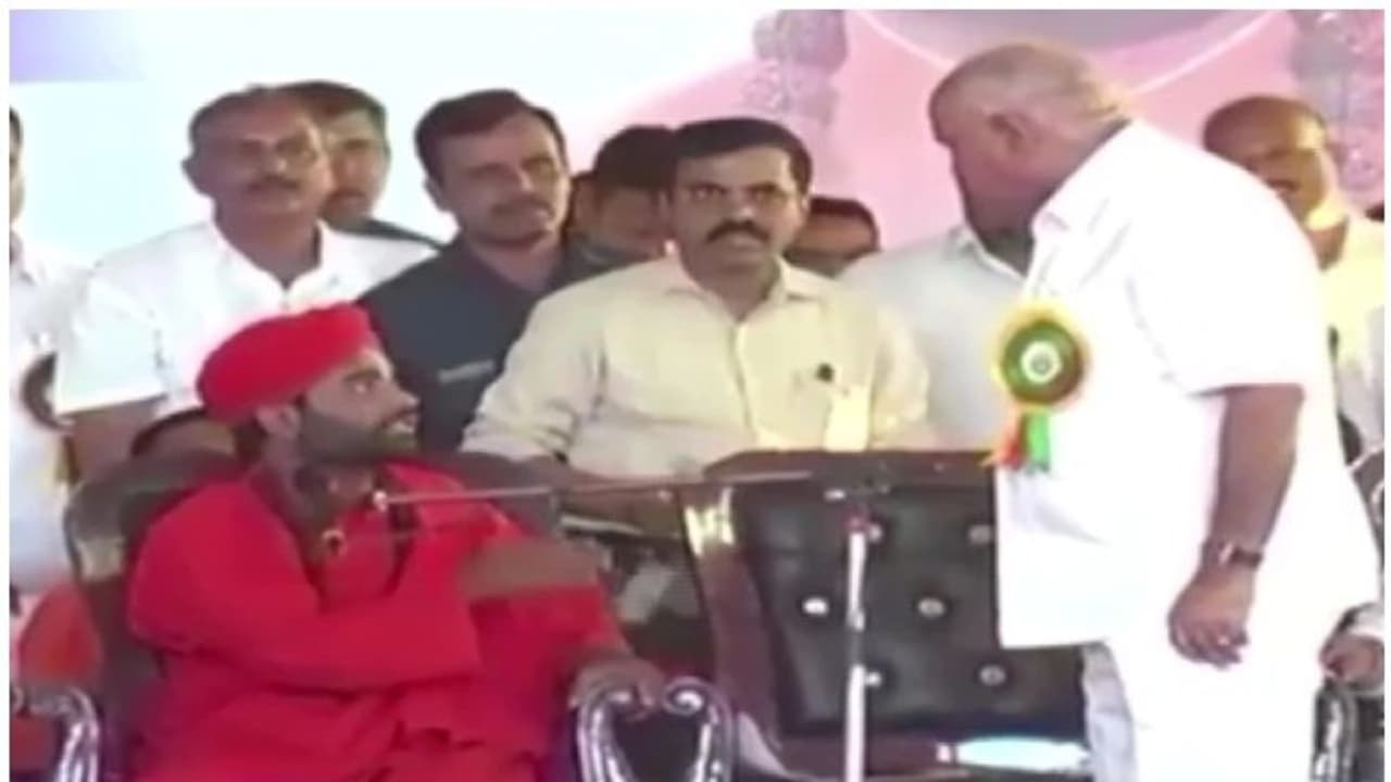 'എന്നെ ഭീഷണിപ്പെടുത്താനാണെങ്കില് അത് നടക്കില്ല'; യെദിയൂരപ്പയും ലിംഗായത്ത് നേതാവും വേദിയില് വാക്കേറ്റം 'എന്നെ ഭീഷണിപ്പെടുത്താനാണെങ്കില് അത് നടക്കില്ല'; യെദിയൂരപ്പയും ലിംഗായത്ത് നേതാവും വേദിയില് വാക്കേറ്റം