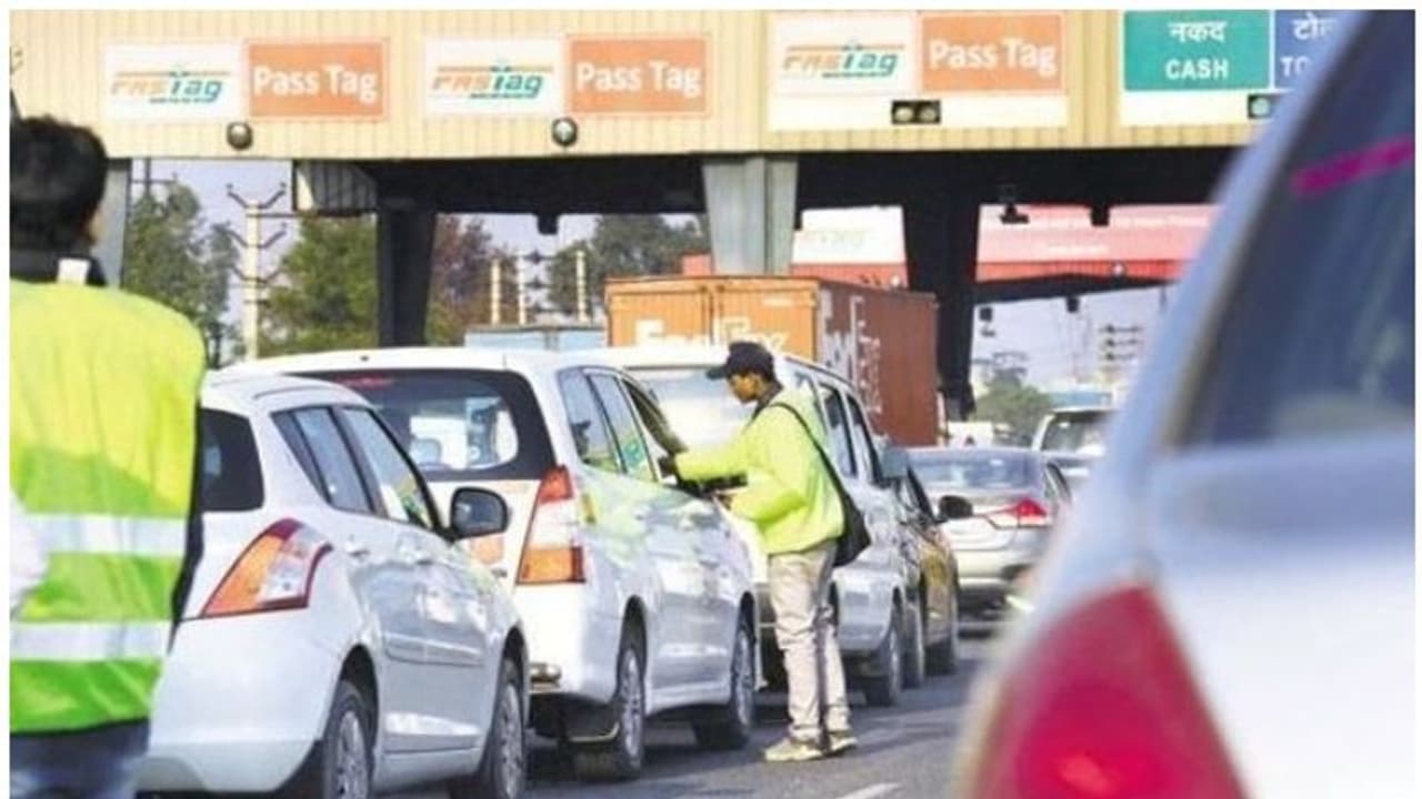 ദേശീയപാത അതോറിറ്റിക്ക് ടോൾ പിരിവിൽ റെക്കോര്ഡ് കളക്ഷന് ദേശീയപാത അതോറിറ്റിക്ക് ടോൾ പിരിവിൽ റെക്കോര്ഡ് കളക്ഷന്
