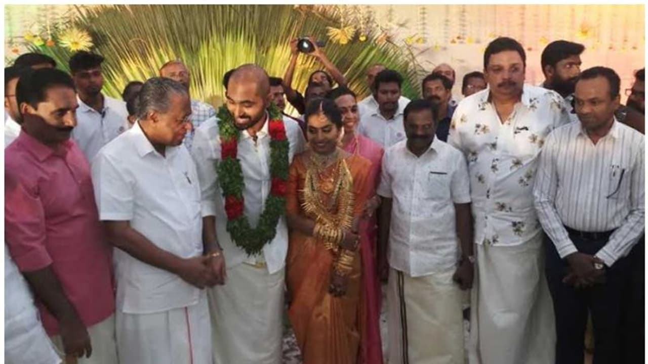 എന് കെ പ്രേമചന്ദ്രന്റെ മകന് വിവാഹാശംസകളുമായി മുഖ്യമന്ത്രി എന് കെ പ്രേമചന്ദ്രന്റെ മകന് വിവാഹാശംസകളുമായി മുഖ്യമന്ത്രി