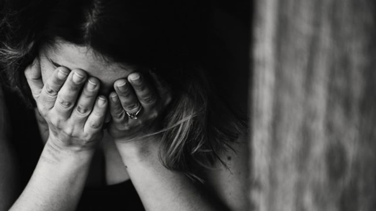 അയാൾ ജോലി നൽകാമെന്ന് പറഞ്ഞ് ചതിച്ചു, നാലുപേര് ചേർന്ന് കൂട്ടബലാത്സംഗം ചെയ്തു, അവരിൽ നിന്ന് രക്ഷപ്പെടാനായി പെൺകുട്ടി ചെയ്തതു... അയാൾ ജോലി നൽകാമെന്ന് പറഞ്ഞ് ചതിച്ചു, നാലുപേര് ചേർന്ന് കൂട്ടബലാത്സംഗം ചെയ്തു, അവരിൽ നിന്ന് രക്ഷപ്പെടാനായി പെൺകുട്ടി ചെയ്തതു...