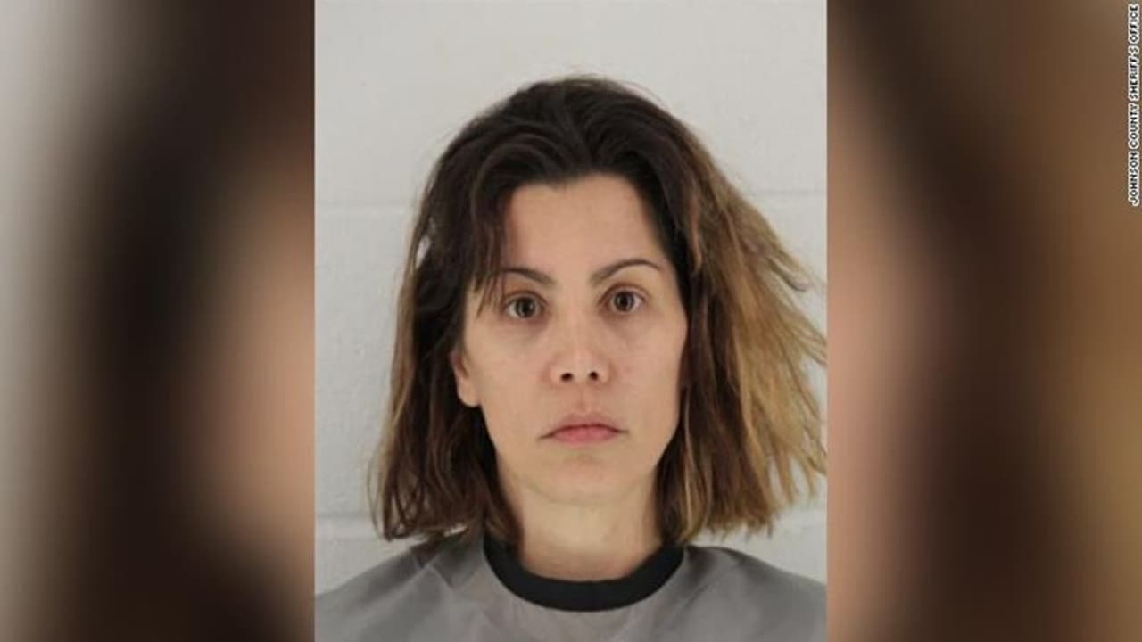 திரையுலகில் அதிர்ச்சி... தாயை கொலை செய்த இளம் நடிகை கைது...!! போலீசார் தீவிர விசாரணை...!!