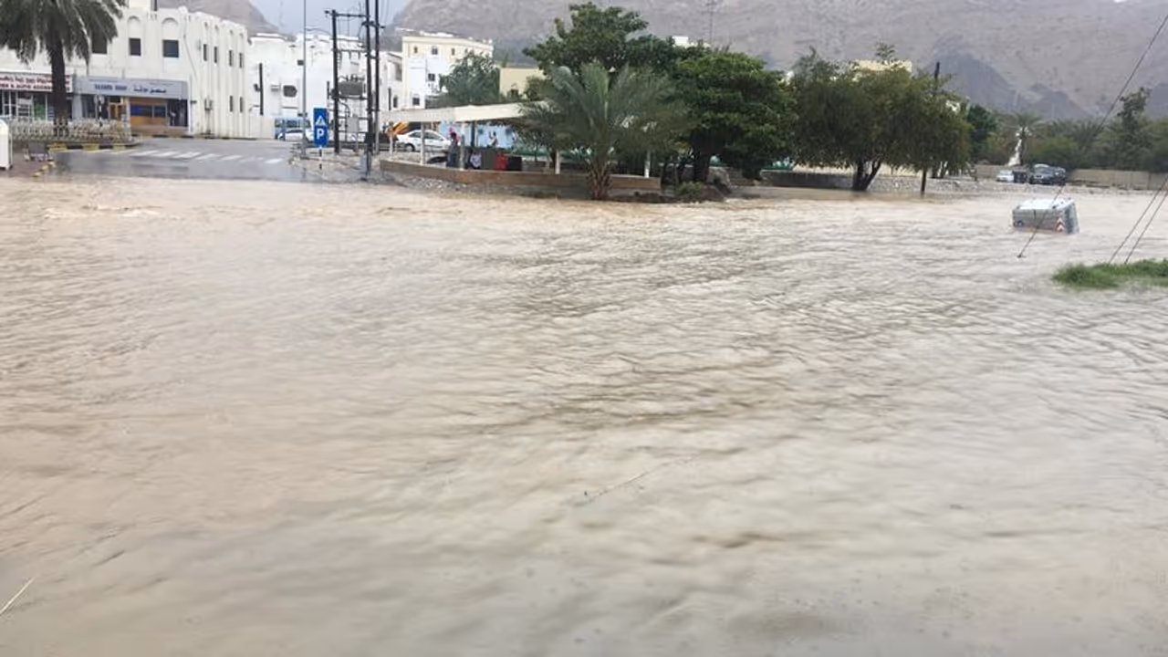 ഒമാനില് കനത്ത മഴ; അടുത്ത ആറ് മണിക്കൂറില് മഴ കൂടുതല് ശക്തമാവും, മുന്നറിയിപ്പുമായി അധികൃതര് ഒമാനില് കനത്ത മഴ; അടുത്ത ആറ് മണിക്കൂറില് മഴ കൂടുതല് ശക്തമാവും, മുന്നറിയിപ്പുമായി അധികൃതര്