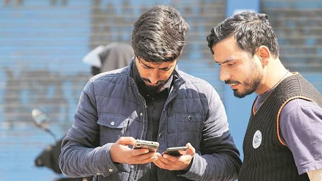 ಕಣಿವೆಯಲ್ಲಿ ಪ್ರೀಪೇಯ್ಡ್ ಮೊಬೈಲ್, ಎಸ್ಎಂಎಸ್ ಸೇವೆ ಮತ್ತೆ ಆರಂಭ!