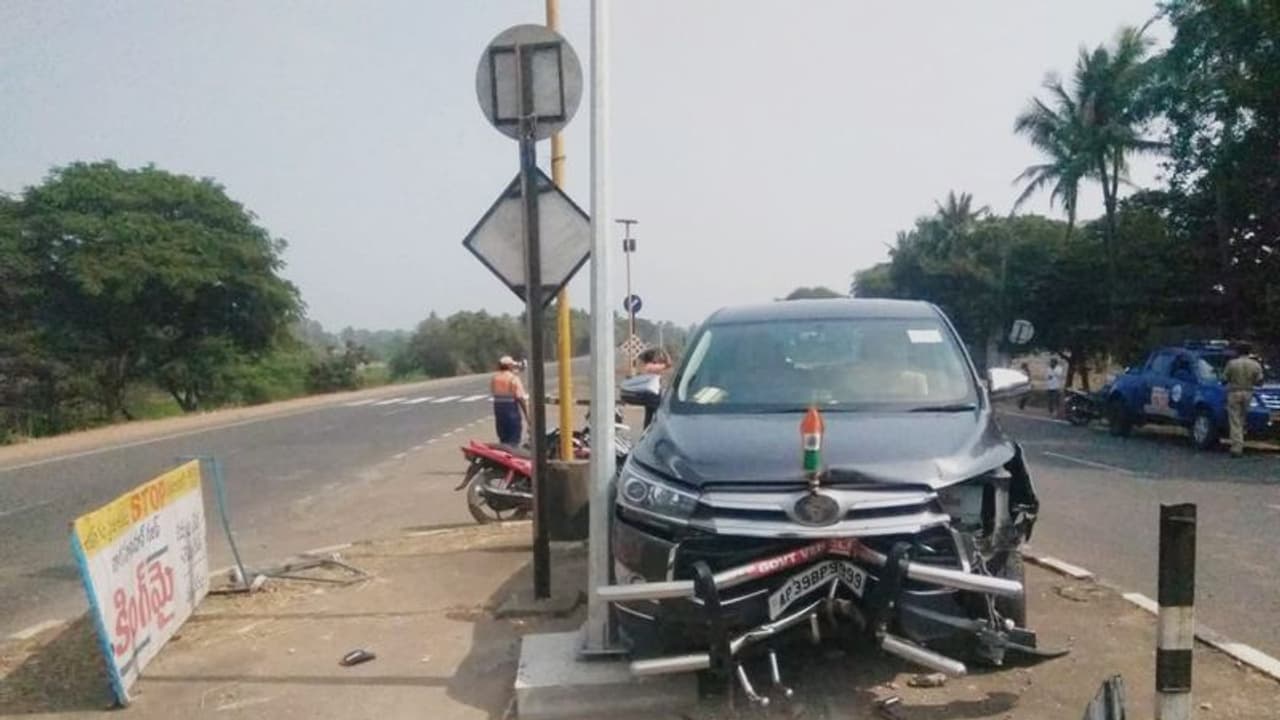 పశ్చిమ గోదావరి జిల్లాలో రోడ్డు ప్రమాదం: మంత్రి వనితకు గాయాలు