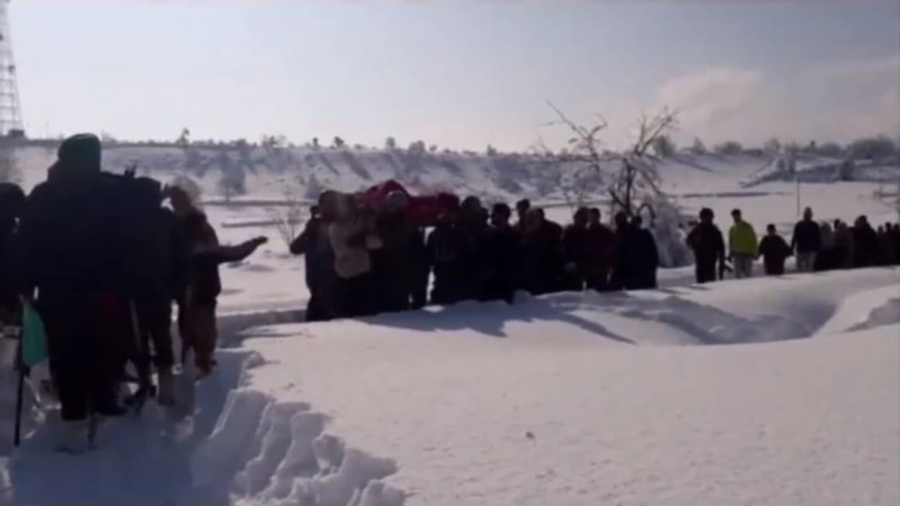 മഞ്ഞുവീഴ്ചക്കിടെ ഗർഭിണിയെ തോളിലേറ്റി ആശുപത്രിയിലെത്തിച്ച് പട്ടാളക്കാർ; അഭിനന്ദനവുമായി പ്രധാനമന്ത്രി മഞ്ഞുവീഴ്ചക്കിടെ ഗർഭിണിയെ തോളിലേറ്റി ആശുപത്രിയിലെത്തിച്ച് പട്ടാളക്കാർ; അഭിനന്ദനവുമായി പ്രധാനമന്ത്രി