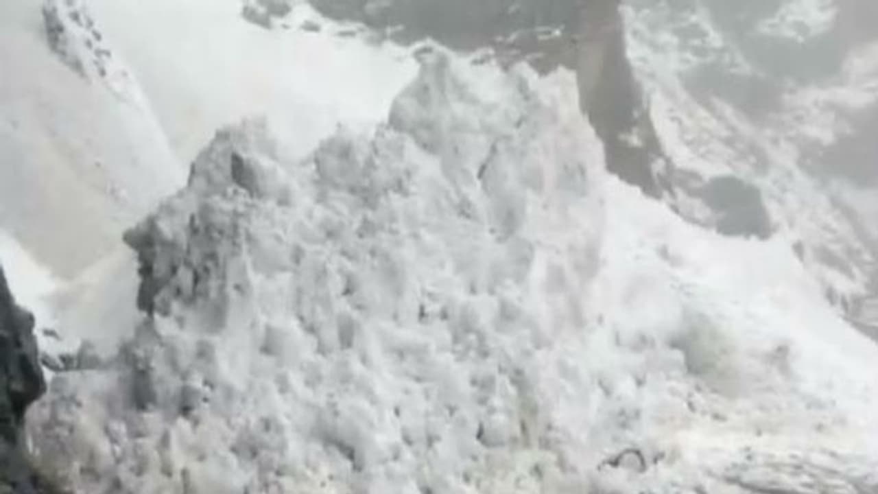 চোখের সামনে নেমে আসছে বরফের চাঁই, প্রাণের ঝুঁকি নিয়ে ক্যামেরাবন্দি করলেন পর্যটক, দেখুন ভিডিও চোখের সামনে নেমে আসছে বরফের চাঁই, প্রাণের ঝুঁকি নিয়ে ক্যামেরাবন্দি করলেন পর্যটক, দেখুন ভিডিও