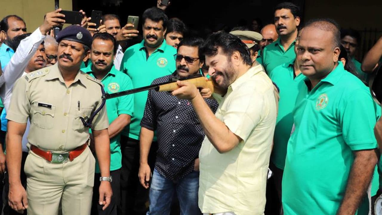 ഇനിയല്പ്പം 'ഷൂട്ടിങ്' ആവാം; റീടേക്കുകൾ ഇല്ലാതെ വെടിയുതിർത്ത് മമ്മൂട്ടി ഇനിയല്പ്പം 'ഷൂട്ടിങ്' ആവാം; റീടേക്കുകൾ ഇല്ലാതെ വെടിയുതിർത്ത് മമ്മൂട്ടി