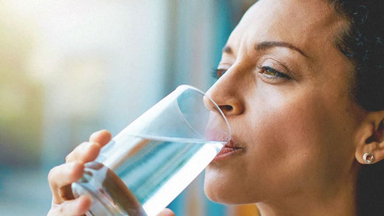 প্রয়োজনের বেশি জল খেলে কিডনির বিপদ হতে পারে প্রয়োজনের বেশি জল খেলে কিডনির বিপদ হতে পারে