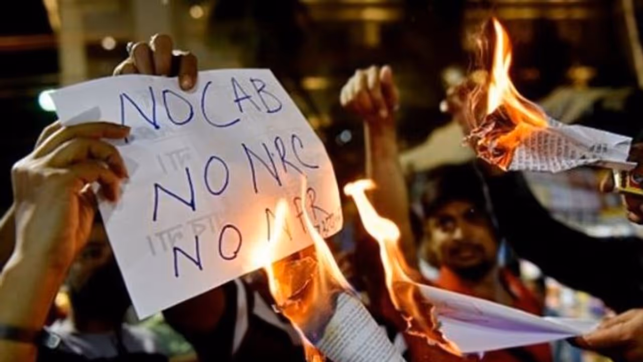 এনআরসি আতঙ্কে ঘুম ছুটেছে মানুষের, আসরে নামল প্রশাসন এনআরসি আতঙ্কে ঘুম ছুটেছে মানুষের, আসরে নামল প্রশাসন