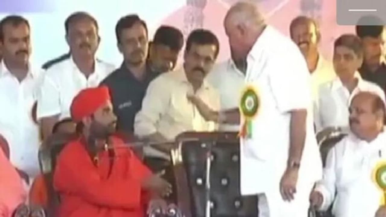 பொதுமேடையில் மிரட்டல் விடுத்த மடாதிபதி தலைவர் !! கோபத்துடன் வெளியேறிய கர்நாடக முதல்வர் !! பொதுமேடையில் மிரட்டல் விடுத்த மடாதிபதி தலைவர் !! கோபத்துடன் வெளியேறிய கர்நாடக முதல்வர் !!