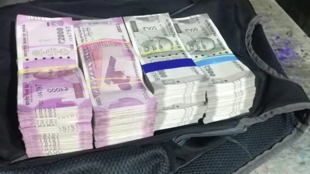 ಒಂದೂವರೆ ಕೋಟಿ ರು. ಪೋಸ್ಟ್‌ ಮಾಸ್ಟರ್‌ ಪಾಲು