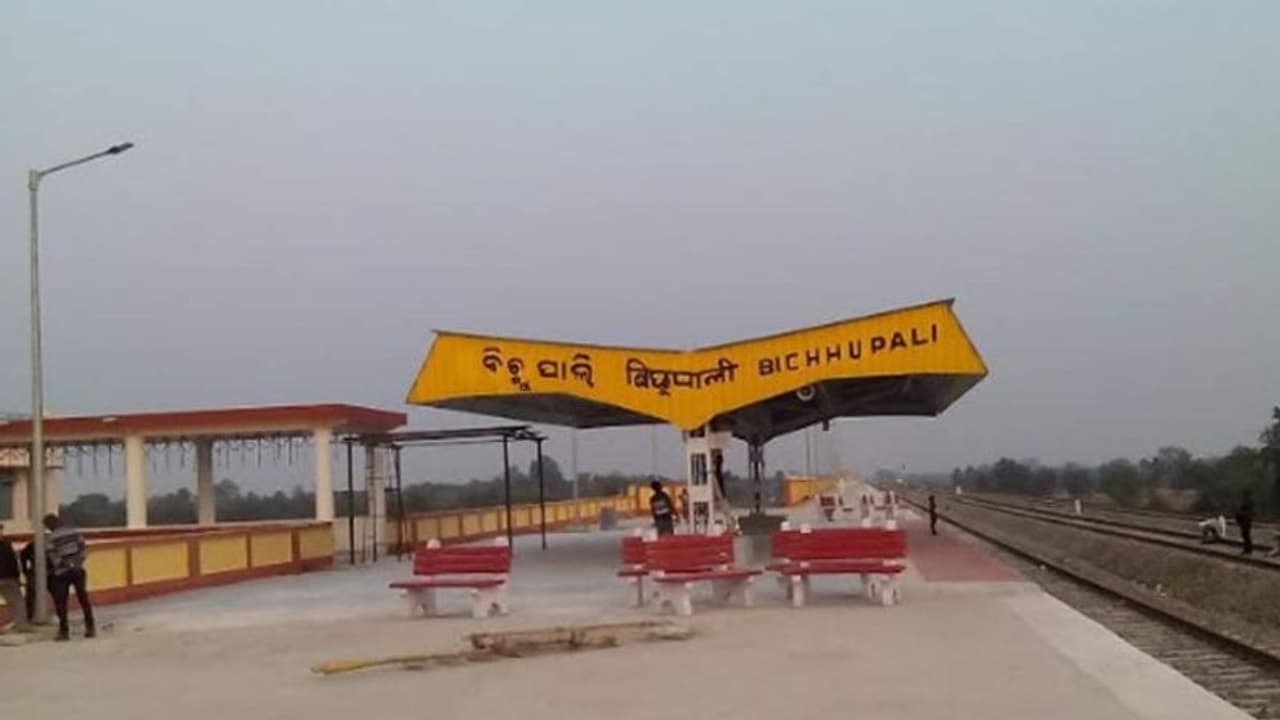 ദിവസം രണ്ട് യാത്രക്കാർ; മോദി ഉദ്ഘാടനം ചെയ്ത റെയിൽവേ സ്റ്റേഷന്റെ അവസ്ഥ ഇങ്ങനെ ദിവസം രണ്ട് യാത്രക്കാർ; മോദി ഉദ്ഘാടനം ചെയ്ത റെയിൽവേ സ്റ്റേഷന്റെ അവസ്ഥ ഇങ്ങനെ