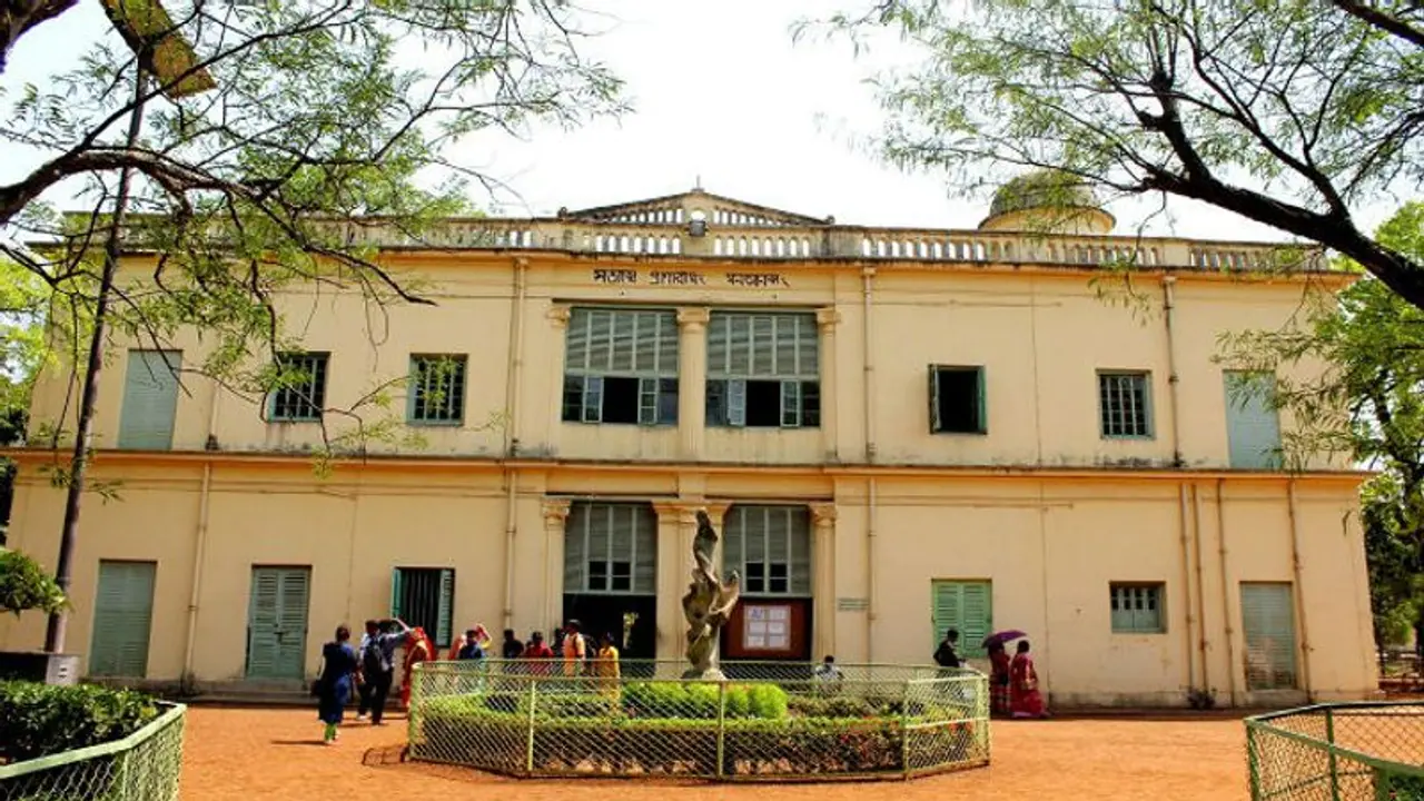 ছাত্রমৃত্যুতে উত্তাল বিশ্বভারতী, 'খুন' র অভিযোগ এনে উপাচার্যের বাড়ির সামনে ধর্ণায় পরিবার ছাত্রমৃত্যুতে উত্তাল বিশ্বভারতী, 'খুন' র অভিযোগ এনে উপাচার্যের বাড়ির সামনে ধর্ণায় পরিবার