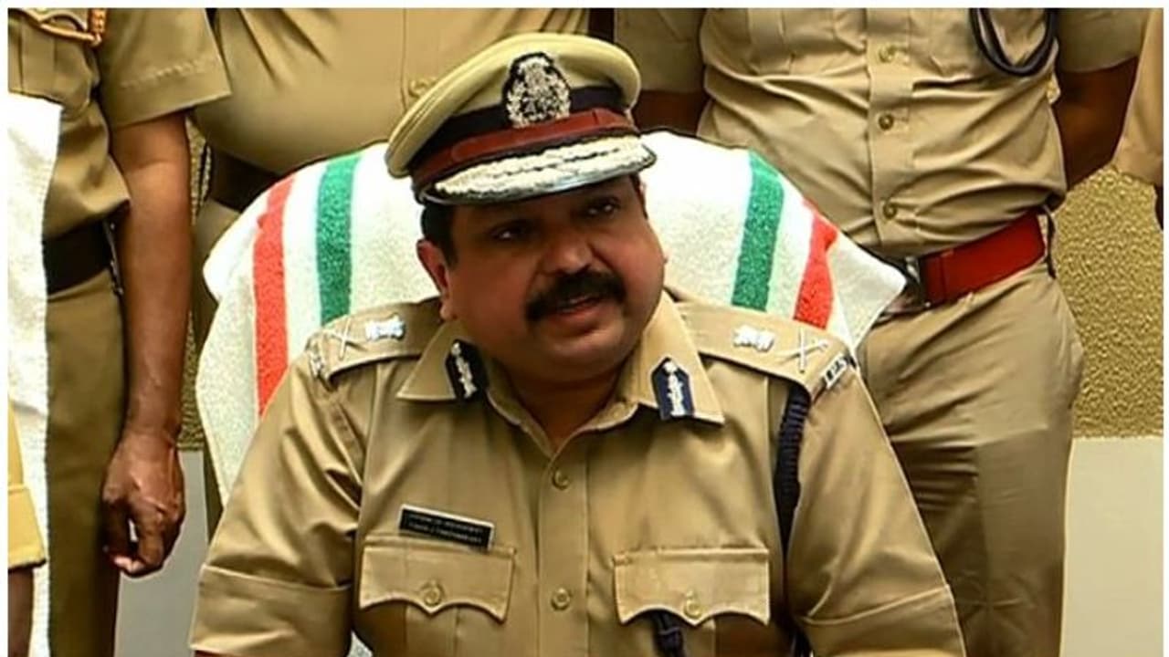 തോക്ക് നഷ്ടമായിട്ടില്ലെന്ന് തച്ചങ്കരി; "വെടിയുണ്ട കാണാതായ കേസിൽ ഒരു ഉന്നതനെയും വെറുതെ വിടില്ല" തോക്ക് നഷ്ടമായിട്ടില്ലെന്ന് തച്ചങ്കരി; "വെടിയുണ്ട കാണാതായ കേസിൽ ഒരു ഉന്നതനെയും വെറുതെ വിടില്ല"