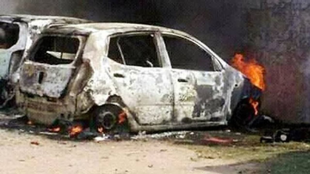 కారుపై పెట్రోల్ పోసి టెక్కీని తగులబెట్టారు, అక్రమ సంబంధమే... కారుపై పెట్రోల్ పోసి టెక్కీని తగులబెట్టారు, అక్రమ సంబంధమే...