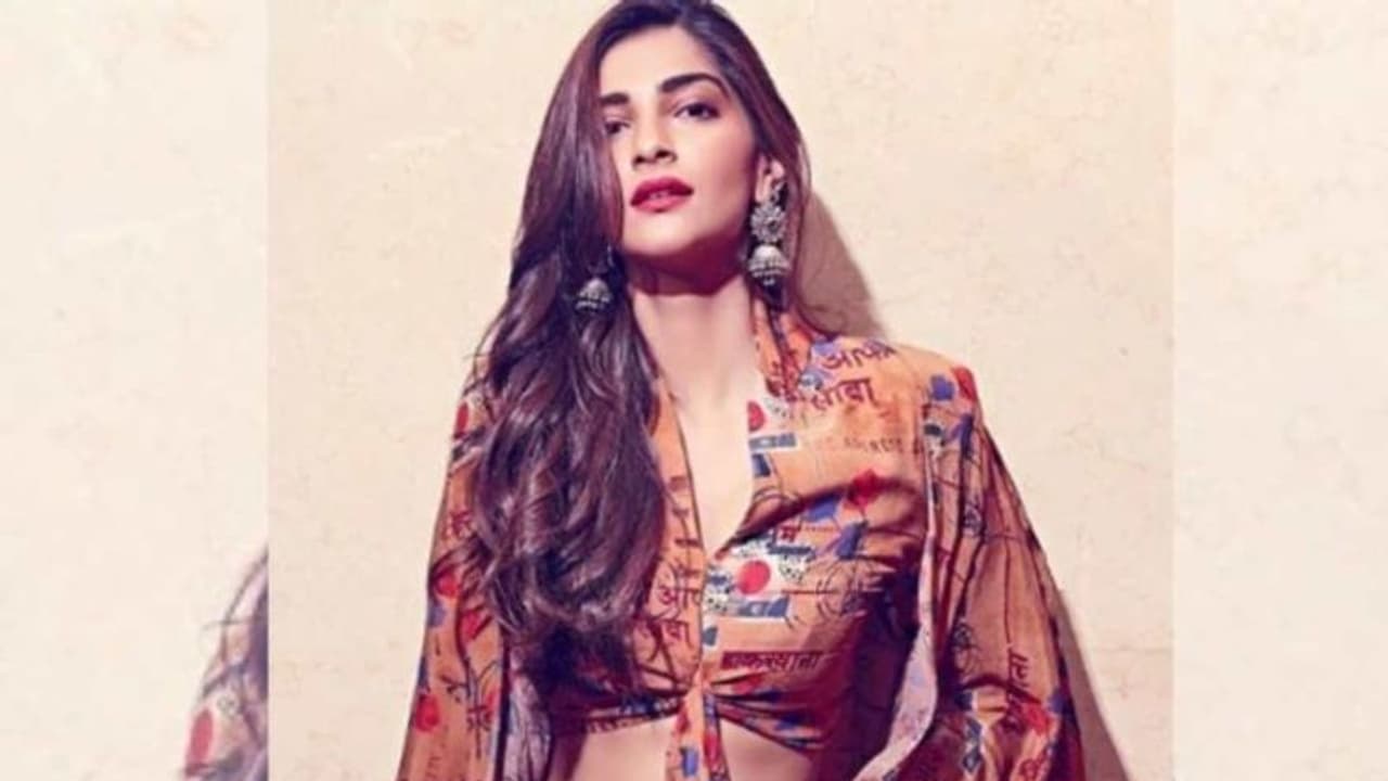 'യാത്രകൾക്ക് പൊതുഗതാഗത സംവിധാനങ്ങൾ ഉപയോഗിക്കൂ'; മുന്നറിയിപ്പുമായി സോനം കപൂര് 'യാത്രകൾക്ക് പൊതുഗതാഗത സംവിധാനങ്ങൾ ഉപയോഗിക്കൂ'; മുന്നറിയിപ്പുമായി സോനം കപൂര്