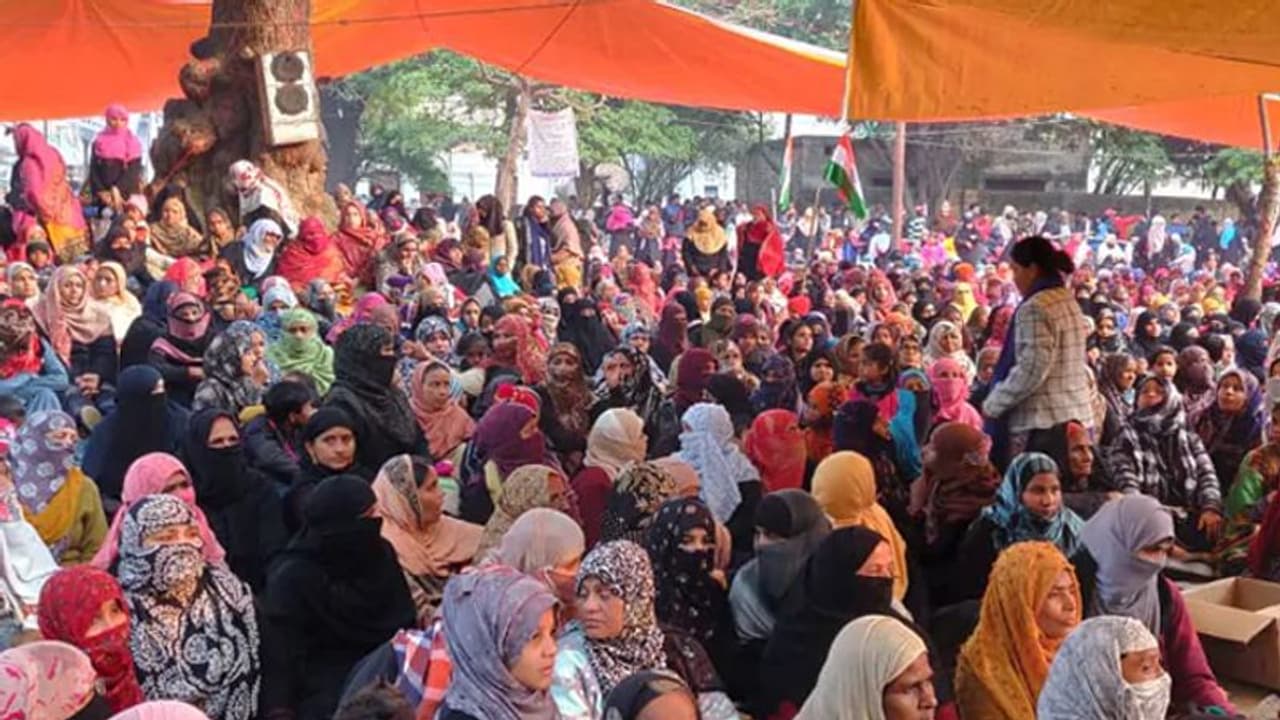 4 दिन से CAA के विरोध में धरने पर बैठीं मुस्लिम महिलाएं, 200 के खिलाफ केस दर्ज 4 दिन से CAA के विरोध में धरने पर बैठीं मुस्लिम महिलाएं, 200 के खिलाफ केस दर्ज