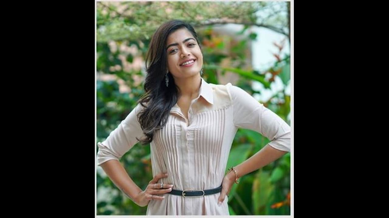 ఫ్లైట్ కోసం రష్మిక పరుగో పరుగు.. ఫన్నీ కామెంట్స్ తో వీడియో వైరల్! ఫ్లైట్ కోసం రష్మిక పరుగో పరుగు.. ఫన్నీ కామెంట్స్ తో వీడియో వైరల్!