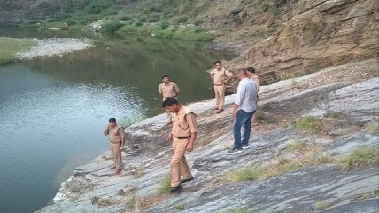 पत्नी के चरित्र पर शक होने पर की हत्या, लाश ठिकाने लगाते समय नाव हुई डिसबैलेंस, डूबा पति, शवों को खोज रही पुलिस पत्नी के चरित्र पर शक होने पर की हत्या, लाश ठिकाने लगाते समय नाव हुई डिसबैलेंस, डूबा पति, शवों को खोज रही पुलिस