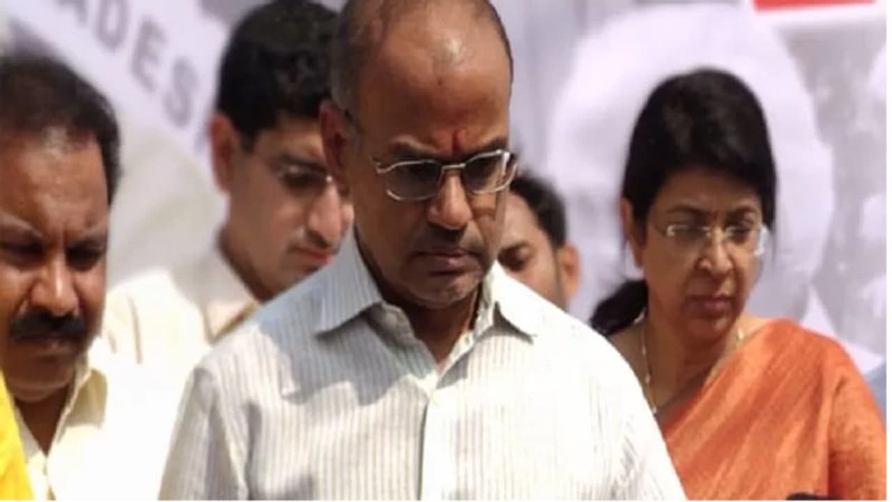 మేం గాజులు తొడుక్కోలేదు: వైసీపీ ఎమ్మెల్యే ద్వారంపూడిపై నందమూరి రామకృష్ణ ఫైర్ మేం గాజులు తొడుక్కోలేదు: వైసీపీ ఎమ్మెల్యే ద్వారంపూడిపై నందమూరి రామకృష్ణ ఫైర్