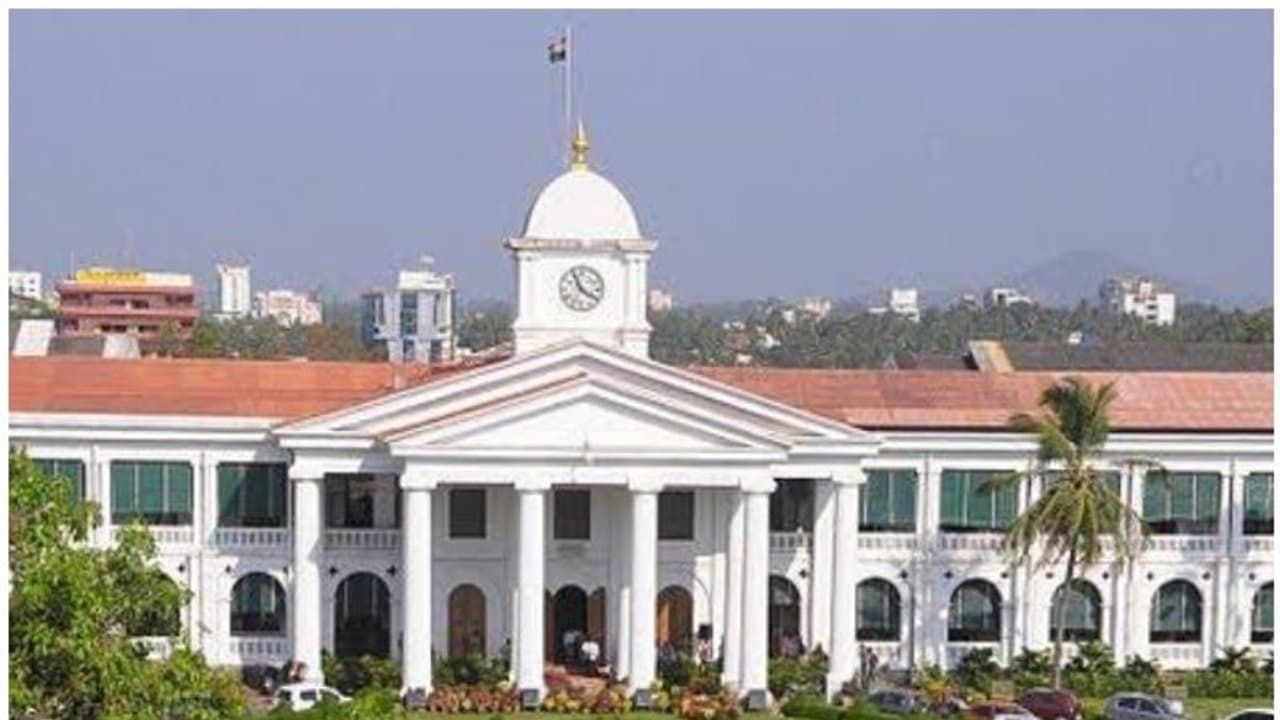 കൊവിഡ് ജാഗ്രതയിൽ തിരുവനന്തപുരം; പനവൂർ പി ആർ ആശുപത്രി അടച്ചു, പൂന്തുറയിൽ കമാൻഡോകളെ വിന്യസിച്ചു കൊവിഡ് ജാഗ്രതയിൽ തിരുവനന്തപുരം; പനവൂർ പി ആർ ആശുപത്രി അടച്ചു, പൂന്തുറയിൽ കമാൻഡോകളെ വിന്യസിച്ചു