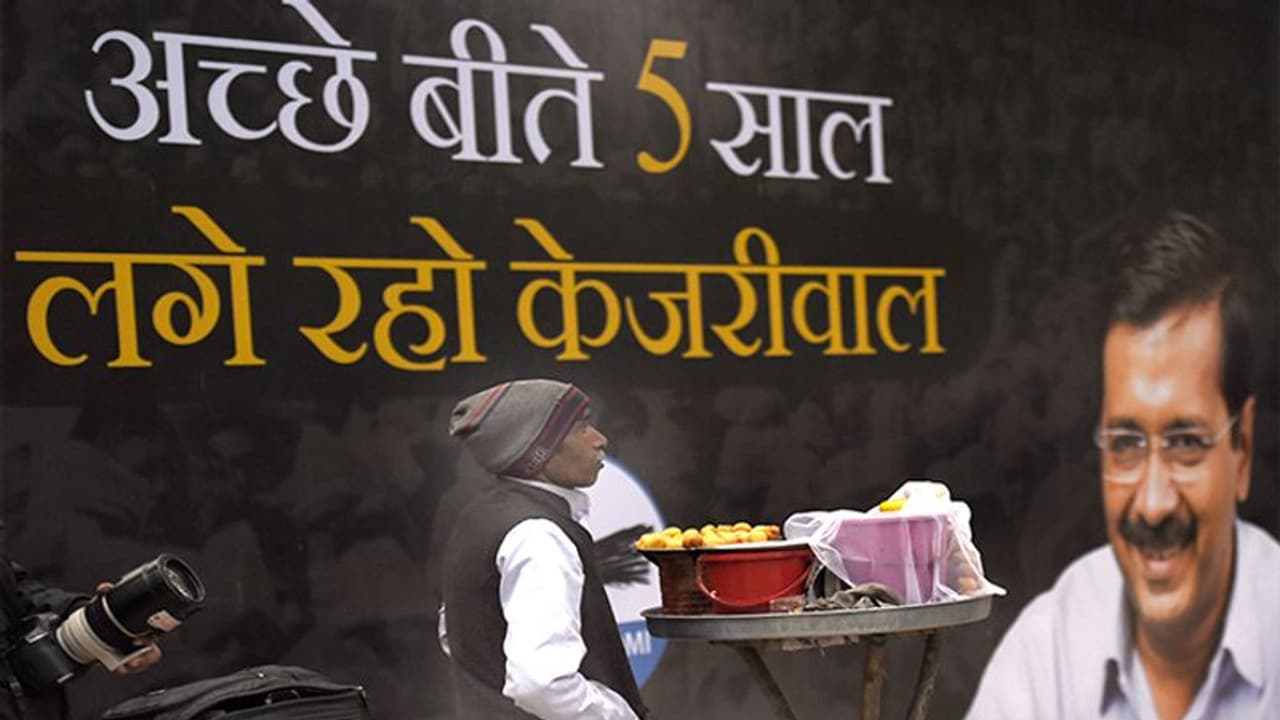 दिल्ली चुनाव से पहले प्रशासन सख्त, हटाए गए चार लाख से अधिक पोस्टर दिल्ली चुनाव से पहले प्रशासन सख्त, हटाए गए चार लाख से अधिक पोस्टर