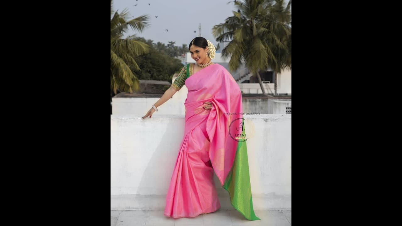 தலை நிறைய மல்லிகை பூ, பிங்க் கலர் பட்டுப்புடவையில்... குடும்ப குத்து விளக்காக ஜொலிக்கும் ஷெரின்... தீயாய் பரவும் போட்டோஸ்...!