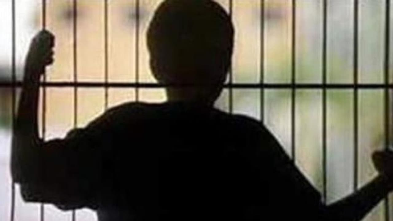 స్నేహితుడికి చెప్పు తగిలిందని గొడవ..చివరకు