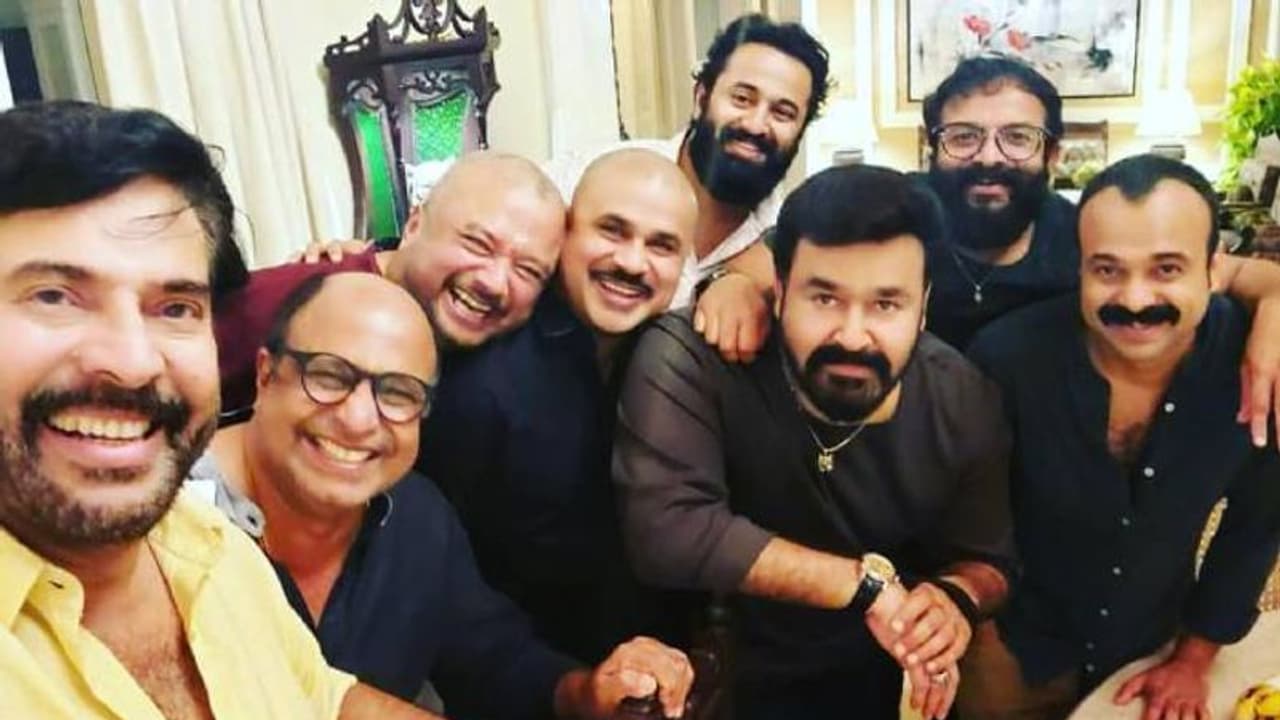 മമ്മൂട്ടിയുടെ കിടിലൻ സെൽഫി; വ്യത്യസ്ത ലുക്കിൽ താരങ്ങൾ, ഏറ്റെടുത്ത് ആരാധകർ മമ്മൂട്ടിയുടെ കിടിലൻ സെൽഫി; വ്യത്യസ്ത ലുക്കിൽ താരങ്ങൾ, ഏറ്റെടുത്ത് ആരാധകർ