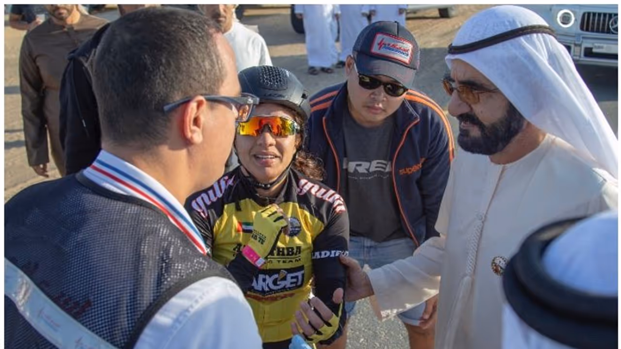 മത്സരത്തിനിടെ സൈക്കിളില് നിന്നുവീണ യുവതിയെ ശുശ്രൂഷിച്ച് യുഎഇ ഭരണാധികാരി; കൈയടിച്ച് സോഷ്യല് മീഡിയ മത്സരത്തിനിടെ സൈക്കിളില് നിന്നുവീണ യുവതിയെ ശുശ്രൂഷിച്ച് യുഎഇ ഭരണാധികാരി; കൈയടിച്ച് സോഷ്യല് മീഡിയ