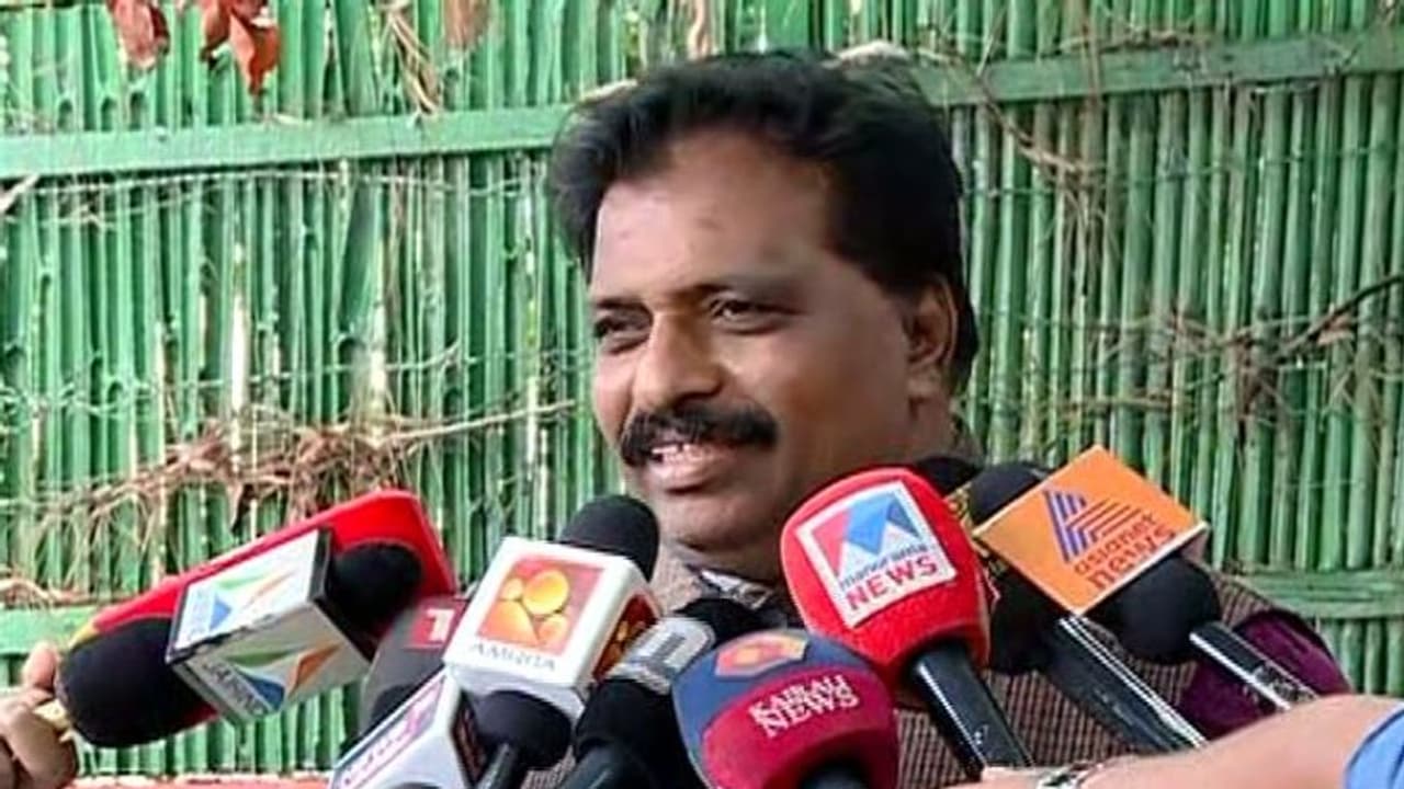 ' മുല്ലപ്പള്ളി മാറുമ്പോള് മാറാം, അല്ലെങ്കില് ഹൈക്കമാന്റ് പറയട്ടെ'; ഇരട്ടപ്പദവിയില് കൊടിക്കുന്നില് സുരേഷ് ' മുല്ലപ്പള്ളി മാറുമ്പോള് മാറാം, അല്ലെങ്കില് ഹൈക്കമാന്റ് പറയട്ടെ'; ഇരട്ടപ്പദവിയില് കൊടിക്കുന്നില് സുരേഷ്