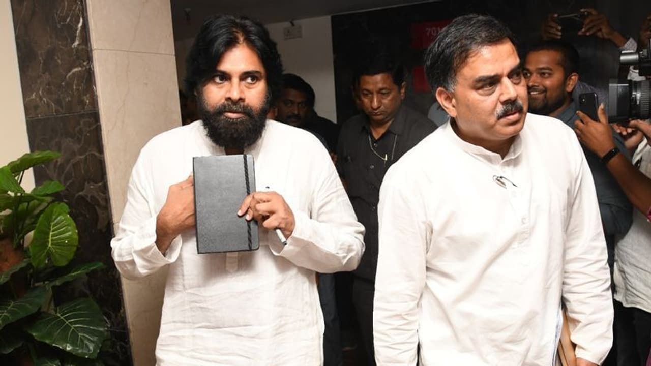 టీడీపీ, వైసీపీలను అడగండి: ప్రత్యేక హోదాపై పవన్