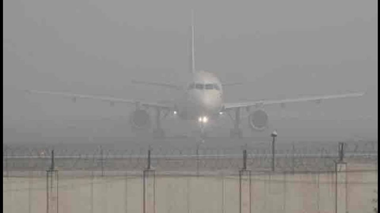 मौसम खराब होने के कारण श्रीनगर हवाई अड्डे पर 15 उड़ानें रद्द मौसम खराब होने के कारण श्रीनगर हवाई अड्डे पर 15 उड़ानें रद्द