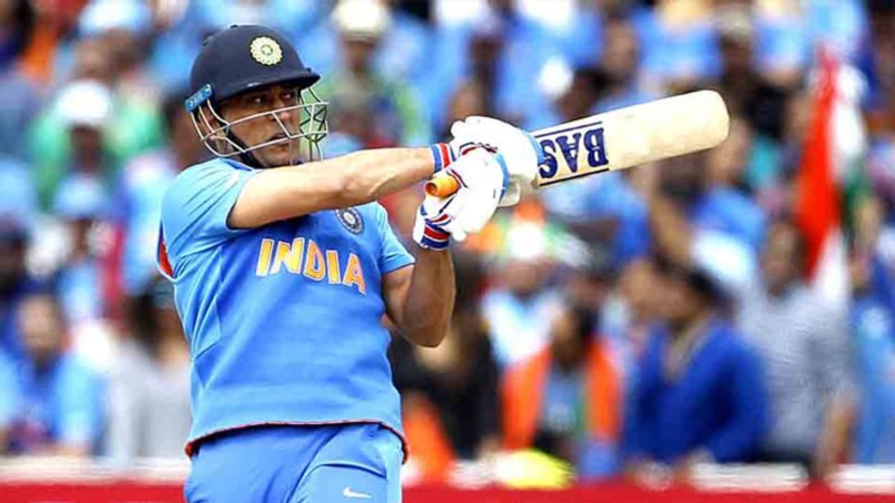 బీసీసీఐ కాంట్రాక్టు ఝలక్: సర్ ప్రైజ్ ఇచ్చిన ఎంఎస్ ధోనీ