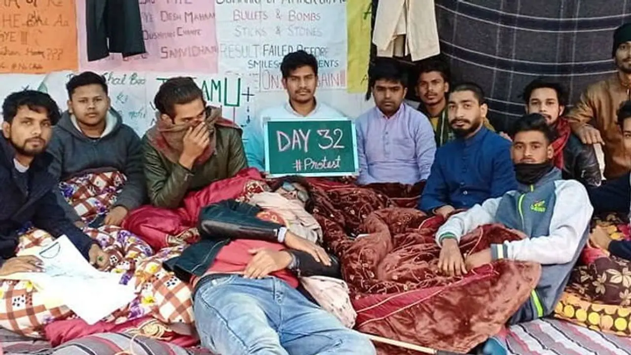 छात्रों ने जनरल डायर से की AMU वीसी की तुलना, सोशल मीडिया पर किए इस पोस्ट से भड़के कुलपति छात्रों ने जनरल डायर से की AMU वीसी की तुलना, सोशल मीडिया पर किए इस पोस्ट से भड़के कुलपति