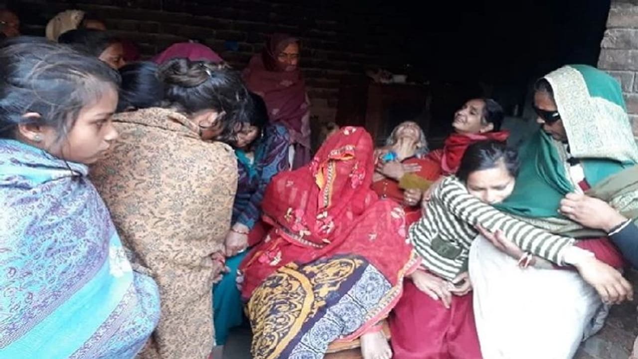 मकर संक्रांति पर जहरीली खिचड़ी खाने से पिता पुत्र की मौत, तीन बेटियों की हालत नाजुक मकर संक्रांति पर जहरीली खिचड़ी खाने से पिता पुत्र की मौत, तीन बेटियों की हालत नाजुक