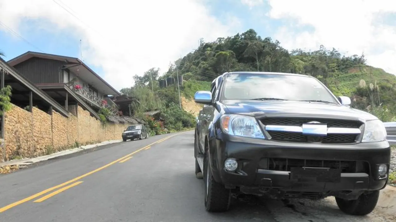 ರಸ್ತೆ ಬದಿಯಲ್ಲಿ ವಾಹನ ನಿಲ್ಲಿಸಿ ಫೋನ್ ಮೂಲಕ ಮಾತನಾಡಿದರೂ ಬೀಳುತ್ತೆ ಫೈನ್!
