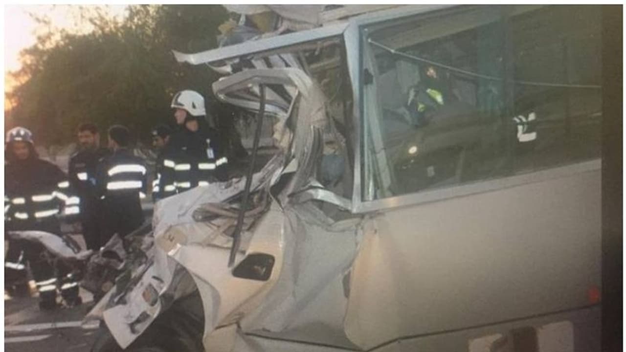 അബൂദബിയില് ബസും ട്രക്കും കൂട്ടിയിടിച്ച് യാത്രക്കാരായ ആറ് പേര് കൊല്ലപ്പെട്ടു അബൂദബിയില് ബസും ട്രക്കും കൂട്ടിയിടിച്ച് യാത്രക്കാരായ ആറ് പേര് കൊല്ലപ്പെട്ടു