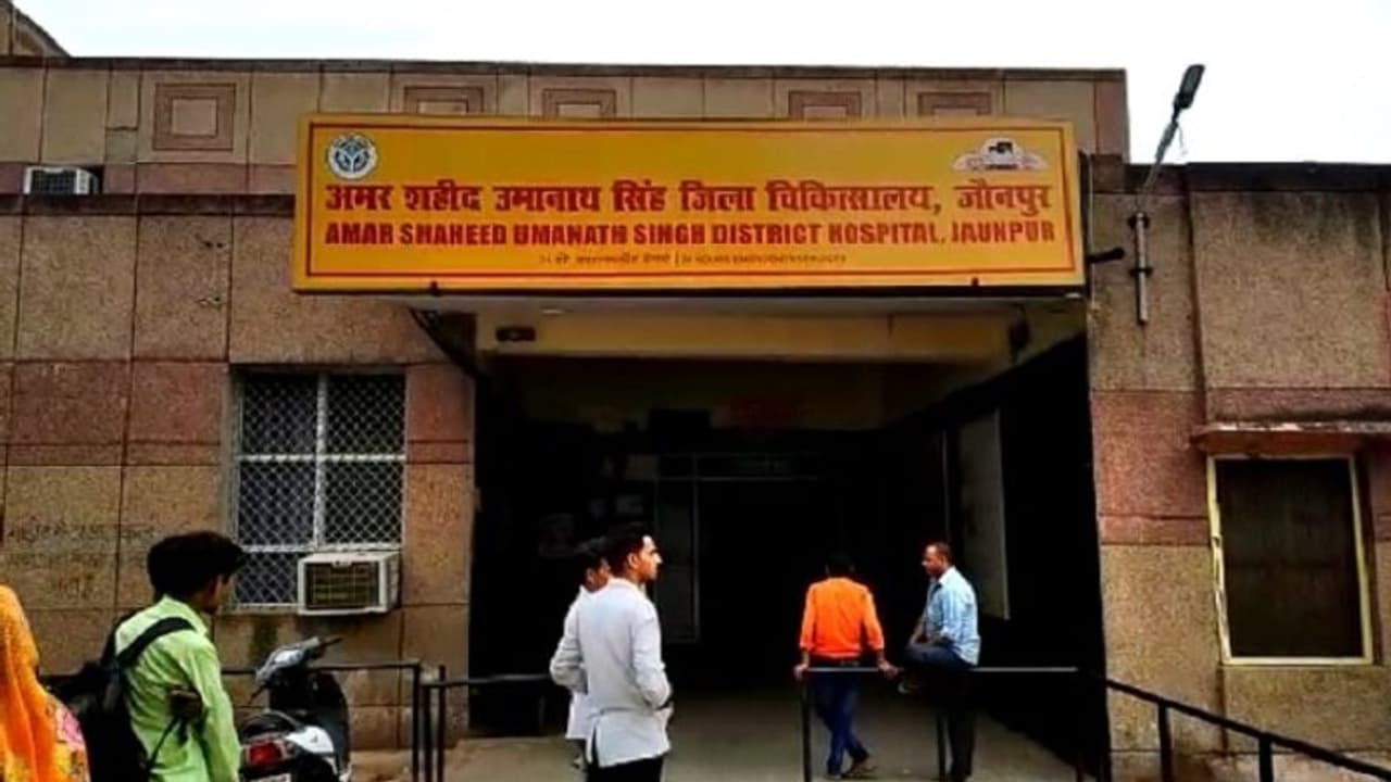 500 रुपये के लिए लेखपाल की आंख में मारी गोली, विरोध में दुकानें बंद 500 रुपये के लिए लेखपाल की आंख में मारी गोली, विरोध में दुकानें बंद