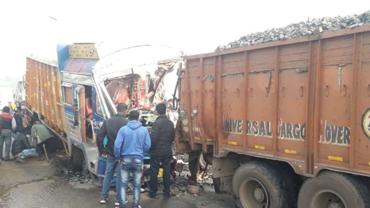ঘন কুয়াশায় দুর্ঘটনা, মেদিনীপুরে দুটি লরির সংঘর্ষে ১ জনের মৃত্যু ঘন কুয়াশায় দুর্ঘটনা, মেদিনীপুরে দুটি লরির সংঘর্ষে ১ জনের মৃত্যু