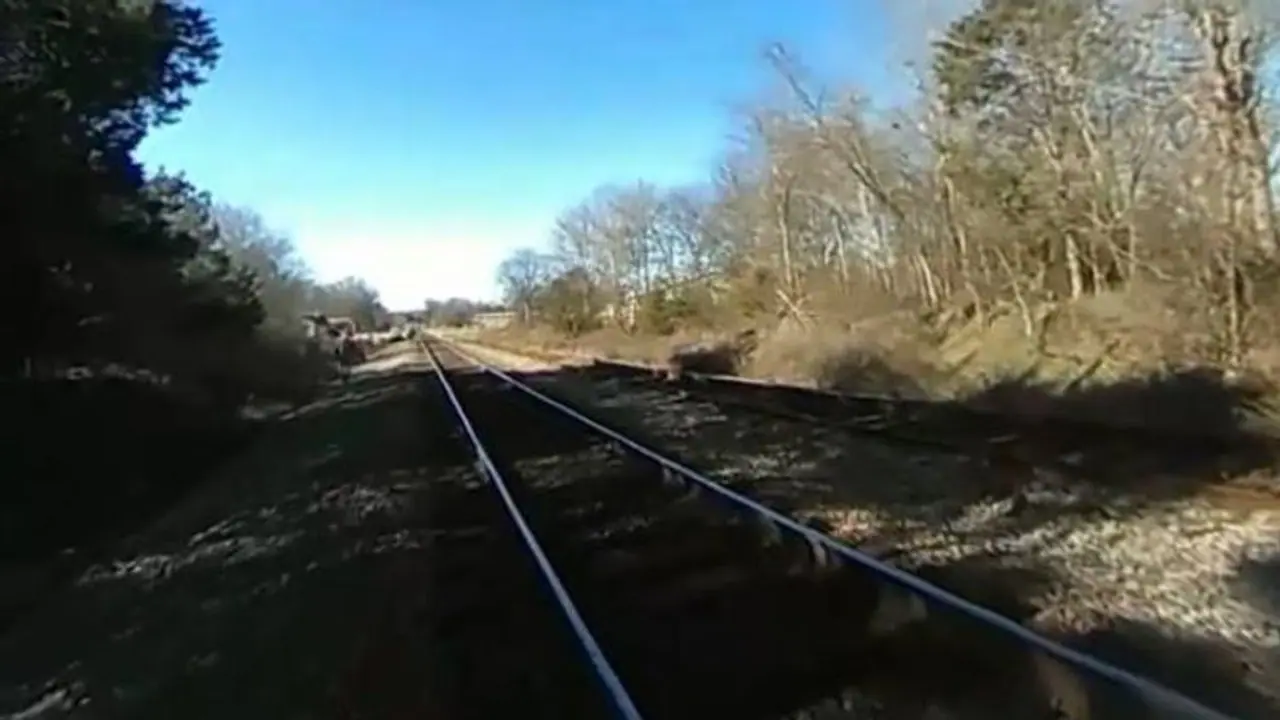 বিয়েতে বাধার আশঙ্কা, চলন্ত ট্রেনের সামনে ঝাঁপ দিয়ে আত্মহত্যা কিশোর কিশোরীর