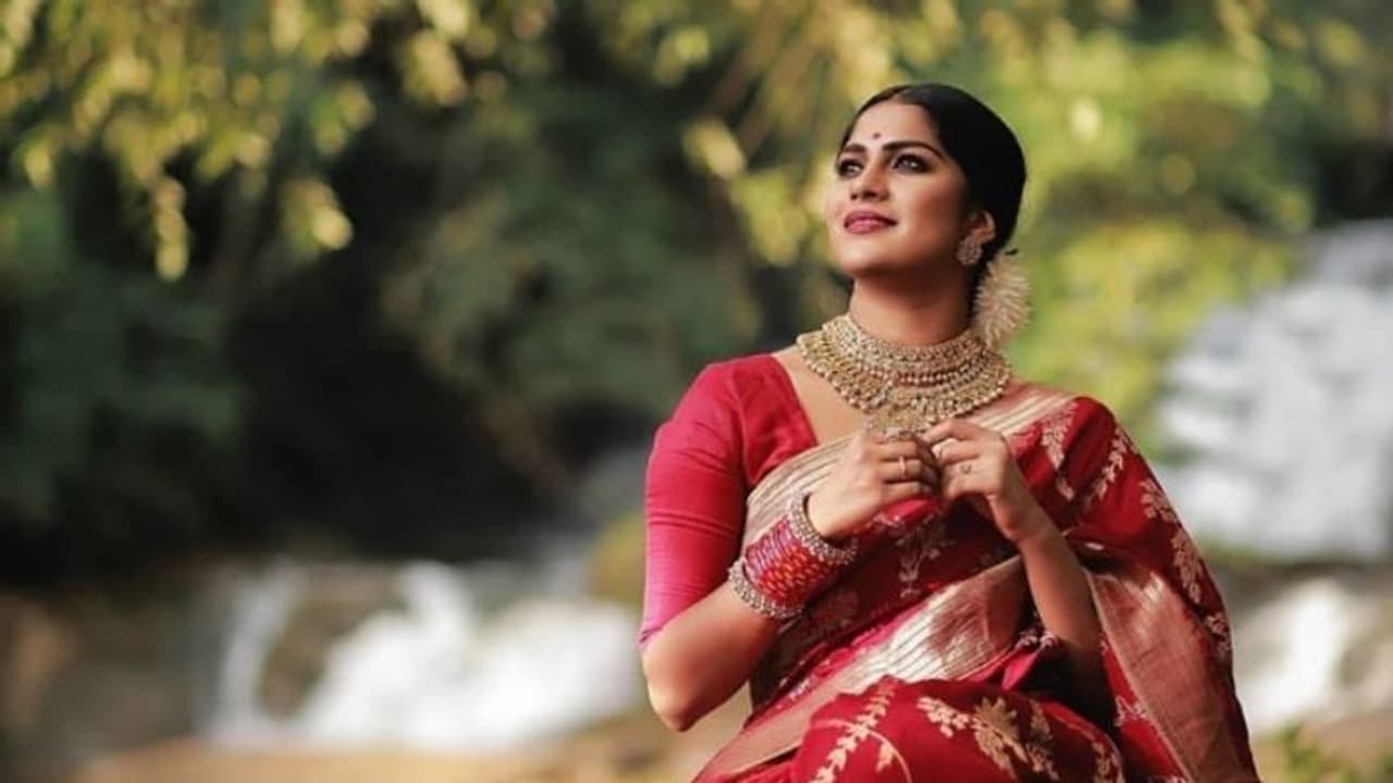 ചെമ്പട്ടില് സ്റ്റൈലിഷ് ലുക്കില് 'സീത'; ഫോട്ടോഷൂട്ട് ചിത്രങ്ങള് ചെമ്പട്ടില് സ്റ്റൈലിഷ് ലുക്കില് 'സീത'; ഫോട്ടോഷൂട്ട് ചിത്രങ്ങള്