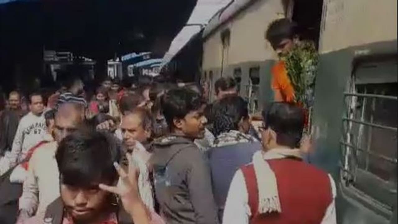 'মদ্যপ' চালকের কীর্তিতে আতঙ্ক, গার্ডের তৎপরতায় দুর্ঘটনা থেকে রক্ষা লোকাল ট্রেনের 'মদ্যপ' চালকের কীর্তিতে আতঙ্ক, গার্ডের তৎপরতায় দুর্ঘটনা থেকে রক্ষা লোকাল ট্রেনের