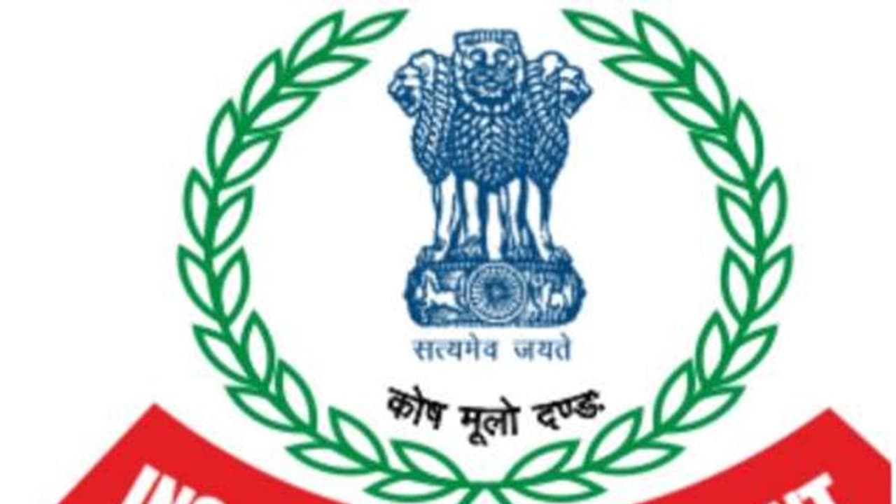 టీడీపీ నేత శ్రీనివాసులురెడ్డి ఇంట్లో ఐటీ అధికారుల సోదాలు టీడీపీ నేత శ్రీనివాసులురెడ్డి ఇంట్లో ఐటీ అధికారుల సోదాలు