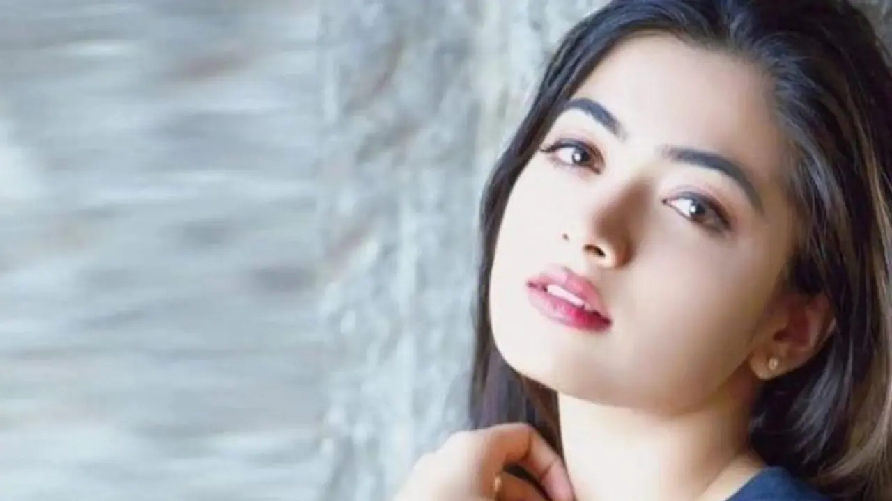 நடிகை ராஷ்மிகா மந்தனாவை பதற வைத்த வருமான வரித்துறை !! அதிகாரிகள் அதிரடி ரெய்டு !!