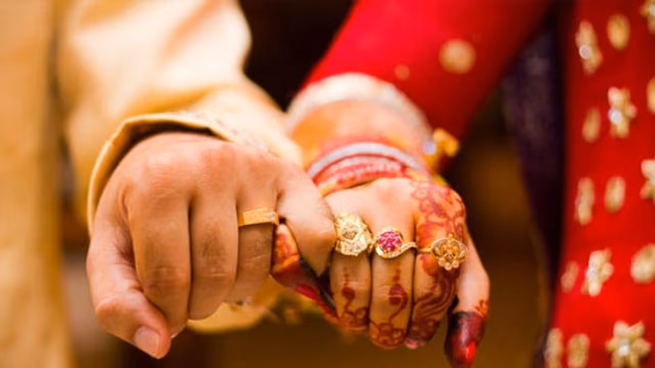 വിവാഹത്തിന് മണിക്കൂറുകൾക്ക് മുമ്പ് വധു യുവാവിനൊപ്പം പോയി; ഒപ്പം ഇരുപത് പവനും വിവാഹത്തിന് മണിക്കൂറുകൾക്ക് മുമ്പ് വധു യുവാവിനൊപ്പം പോയി; ഒപ്പം ഇരുപത് പവനും