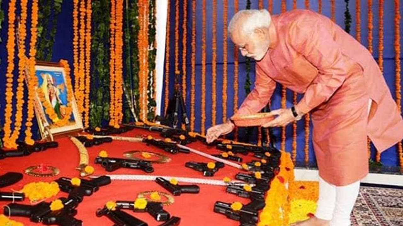 Fact Check: ಆರ್ಎಸ್ಎಸ್ ಕಚೇರಿಯಲ್ಲಿ ಬಂದೂಕಿಗೆ ಪೂಜೆ ಸಲ್ಲಿಸಿದ್ರಾ ಮೋದಿ? Fact Check: ಆರ್ಎಸ್ಎಸ್ ಕಚೇರಿಯಲ್ಲಿ ಬಂದೂಕಿಗೆ ಪೂಜೆ ಸಲ್ಲಿಸಿದ್ರಾ ಮೋದಿ?